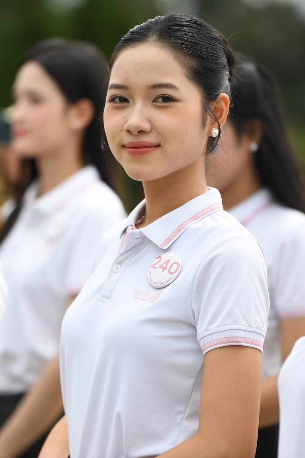 Thí sinh Hoa hậu Việt Nam dâng hoa tại Tượng đài Bác Hồ với đồng bào các dân tộc tỉnh Lai Châu
