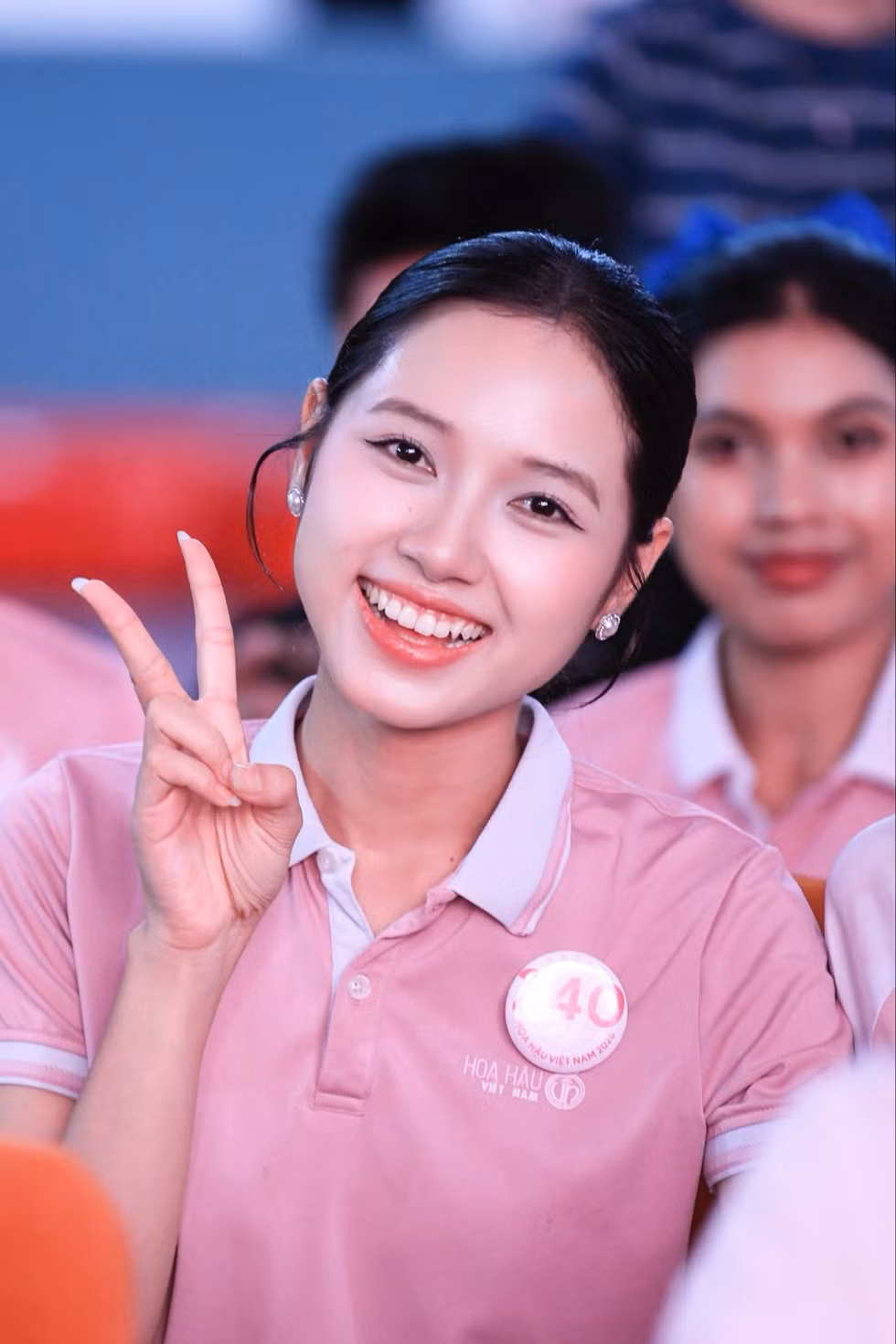 Các cô gái Hoa hậu Việt Nam đón Trung thu ở Vân Đồn