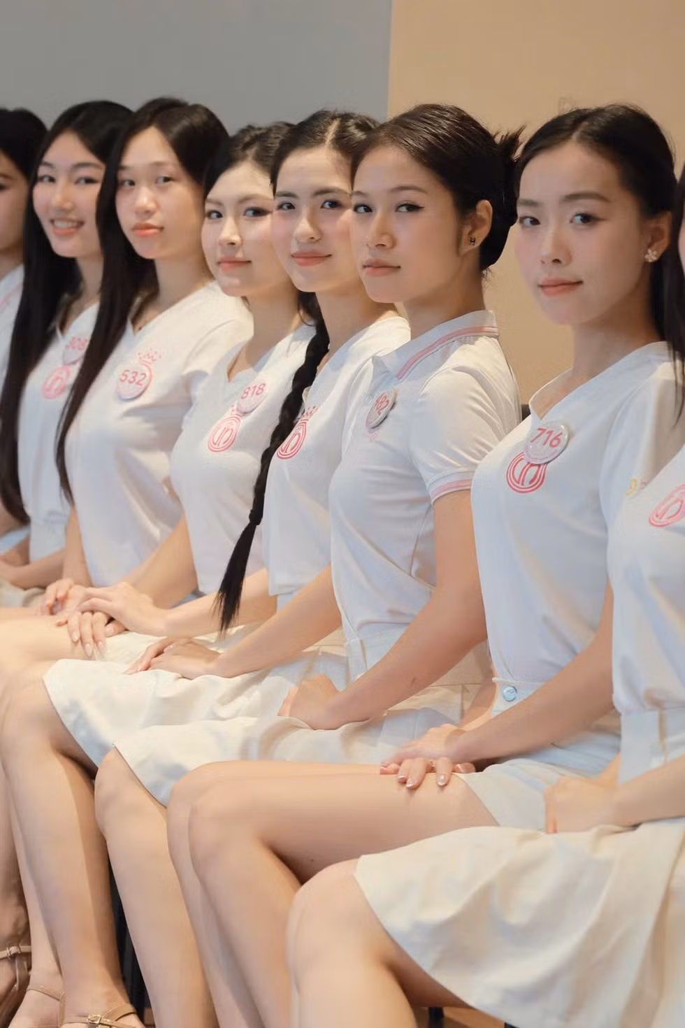 Từ sáng sớm đến đêm muộn, 53 thí sinh sống cùng đôi giày cao gót