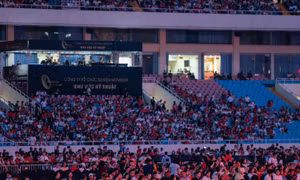 Hàng vạn người đổ về sân vận động Mỹ Đình đón xem concert Âm Vang Tổ Quốc