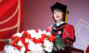 Hiệu trưởng Trường ĐH Ngoại thương dặn dò tân cử nhân bồi đắp 'năng lực tạo niềm tin'