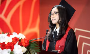 Nữ thủ khoa đại diện gần 1800 tân cử nhân FTU phát biểu tại lễ tốt nghiệp: Đừng nghĩ mình còn quá trẻ để bắt đầu