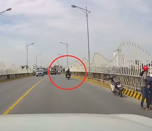 Khoảnh khắc Thiếu tá Trần Văn Tùng nhảy xuống sông cứu người trước khi mất tích