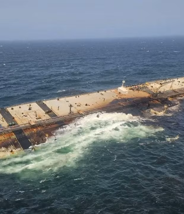 Vệt dầu loang khổng lồ ngoài khơi Oman, nguy cơ thảm họa sinh thái