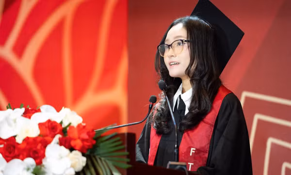 Nữ thủ khoa đại diện gần 1800 tân cử nhân FTU phát biểu tại lễ tốt nghiệp: Đừng nghĩ mình còn quá trẻ để bắt đầu