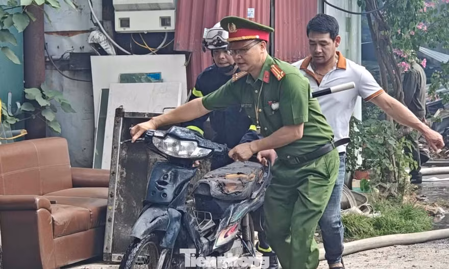 Dãy nhà trọ ở Phùng Khoang bốc cháy dữ dội