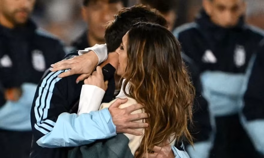 Messi ôm chặt nữ ca sĩ Soledad.