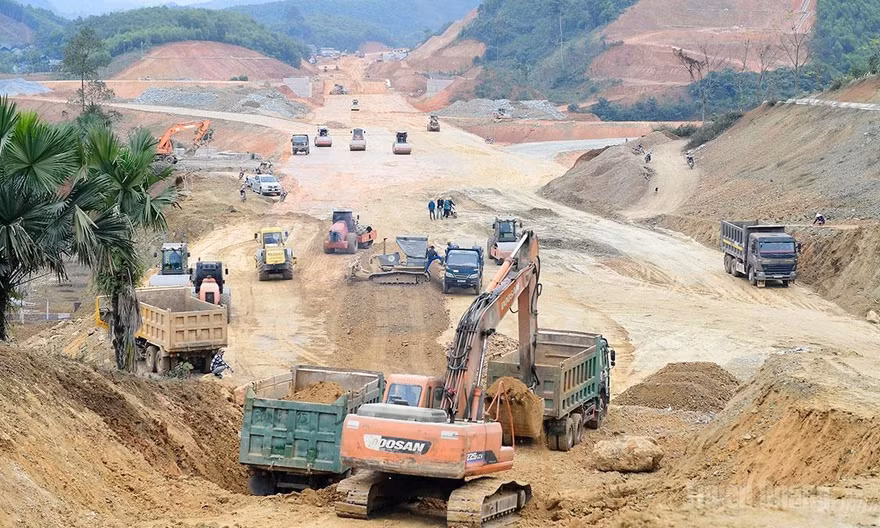 Nhiều người Thái Nguyên 'than' tường nứt, nước tràn vào nhà do thi công cao tốc 