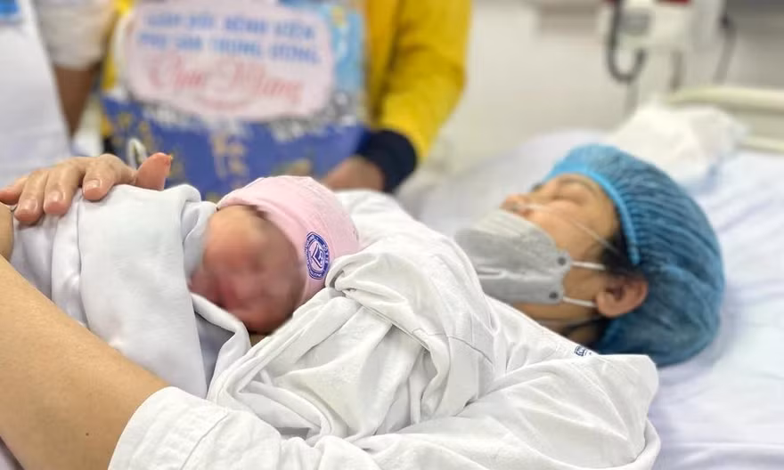 Hà Nội đề xuất hỗ trợ 1 triệu đồng cho cặp đôi kết hôn, 4 triệu đồng cho phụ nữ sinh 2 con trước 35 tuổi