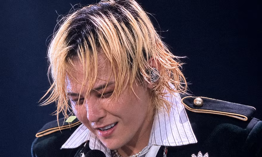 Big Bang làm 'nổ tung' Mỹ Đình, G-Dragon đập đàn gây sốc