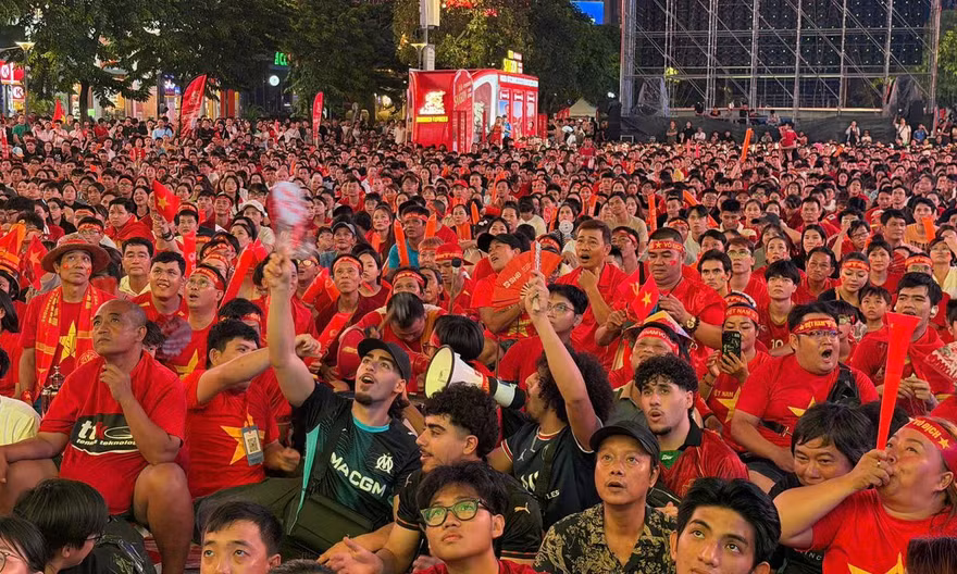 Biển người đổ xuống đường mừng tuyển Việt Nam thắng Thái Lan 2-0