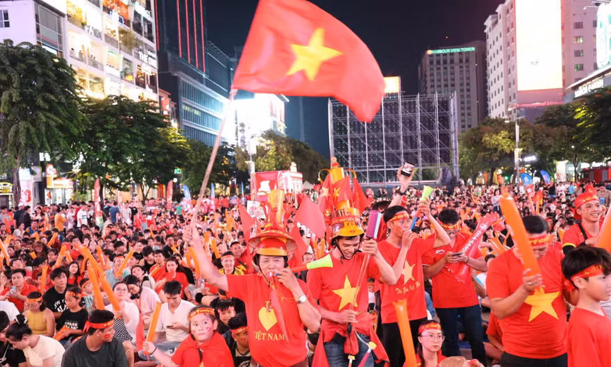 Người dân cả nước đội mưa 'đi bão', mừng tuyển Việt Nam thắng Thái Lan 2-0