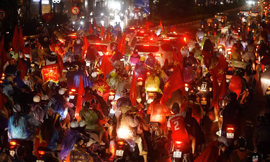 Biển người đổ xuống đường mừng tuyển Việt Nam quật ngã Thái Lan 2-0