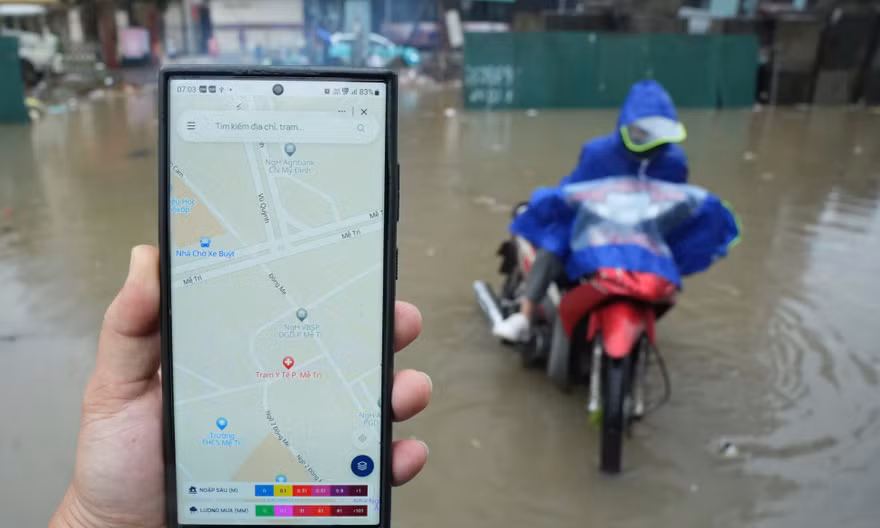 Mưa lớn gây ngập khắp nơi, 'Bản đồ mưa ngập' của Hà Nội vừa ra mắt đã tê liệt