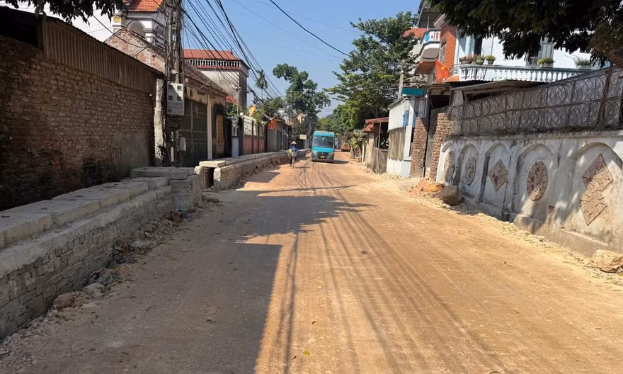 Hà Nội: Dở khóc dở cười bắc ván vào nhà vì cống thoát nước cao như 'tường thành'