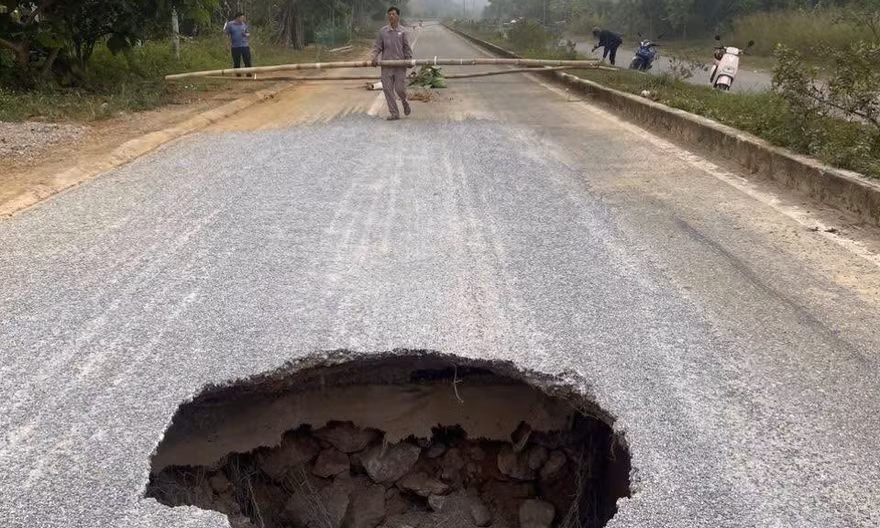 Thái Nguyên: Hố tử thần bất ngờ xuất hiện trên Quốc lộ 3B