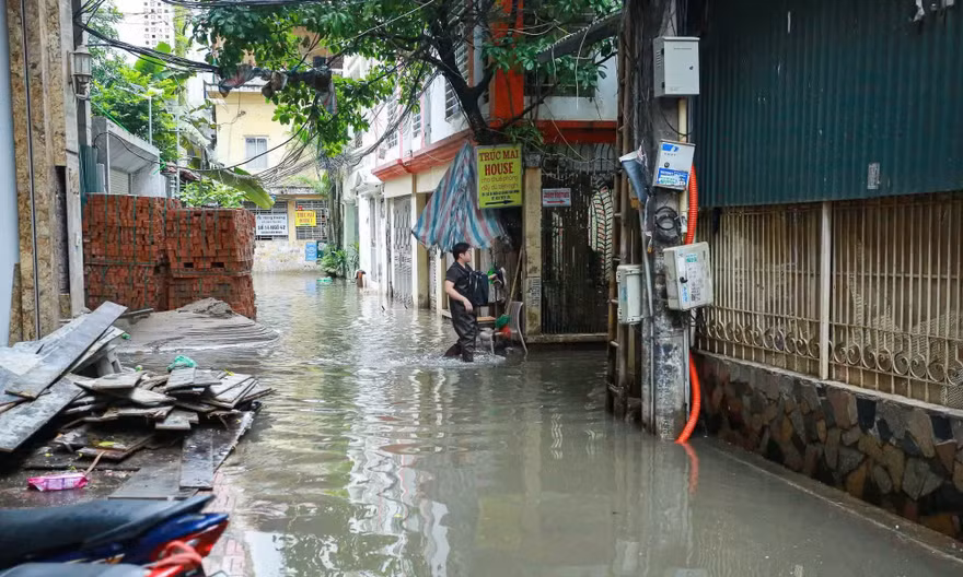 Ứng phó với mưa lớn, Hà Nội huy động 200 xe téc, trực 24/24 tại các 'điểm đen' úng ngập