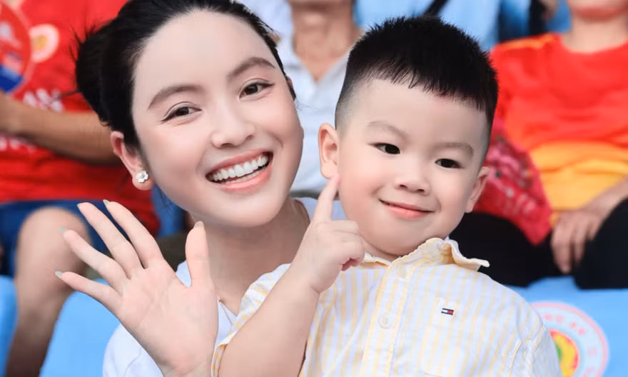 Doãn Hải My, Chu Thanh Huyền và dàn WAGs ra sân Hàng Đẫy xem trận Siêu cúp Quốc gia