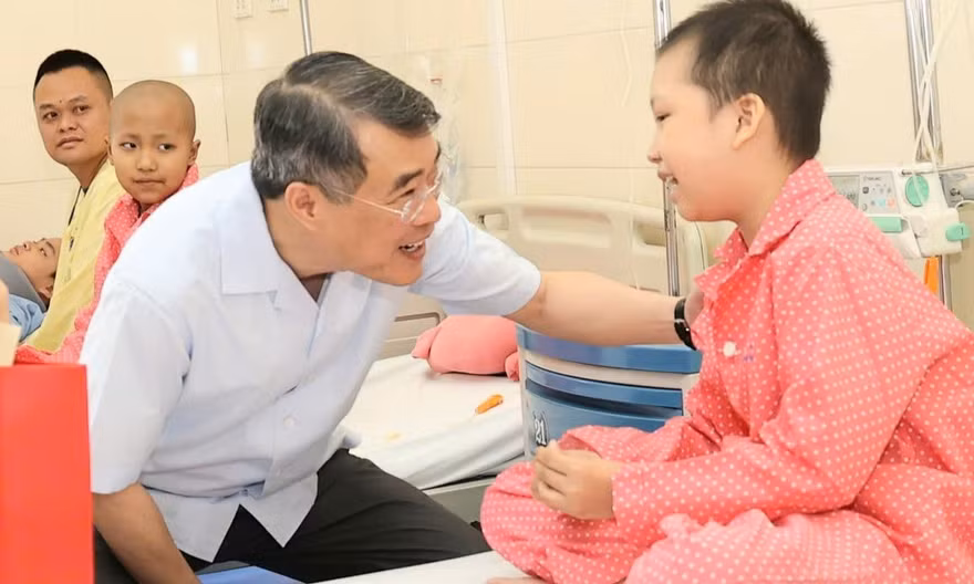 Thủ tướng Lê Minh Hưng đến thăm bệnh nhi tại Bệnh viện K 