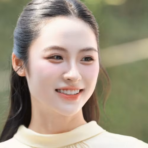 Á hậu Vân Nhi: 'Mạng xã hội tiềm ẩn nhiều rủi ro với người trẻ'