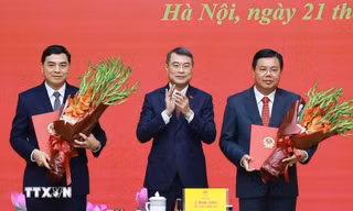 Thủ tướng trao quyết định về công tác cán bộ tại Bộ Nội vụ, Bộ Dân tộc và Tôn giáo