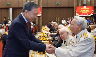 Tổng Bí thư, Chủ tịch nước trao Huy hiệu Đảng tặng các đảng viên lão thành Thủ đô