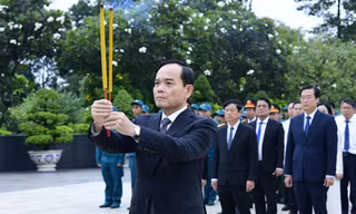 Lãnh đạo TPHCM dâng hương tưởng niệm Chủ tịch Hồ Chí Minh và các Anh hùng liệt sĩ