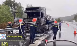 Lực lượng chức năng huy động xe chuyên dụng đến dập lửa.