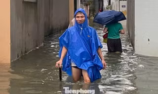 Phó Chủ tịch tỉnh Thanh Hóa chỉ đạo kiểm tra khu phố cứ mưa là ngập