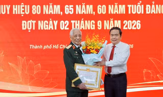 Chủ tịch Quốc hội trao tặng Huy hiệu Đảng cho đảng viên lão thành tại TPHCM