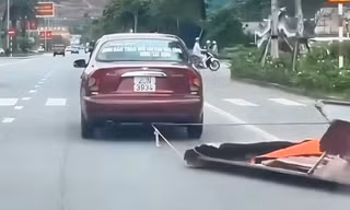 CLIP: Ô tô kéo lê mái tôn giữa đường ở Quảng Ninh