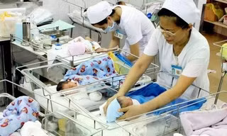 Đề xuất khen thưởng phụ nữ sinh đủ hai con, được trợ cấp tài chính cho trẻ đến 3 tuổi