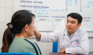 Ghép da cứu đôi mắt người phụ nữ sau sự cố phẫu thuật thẩm mỹ
