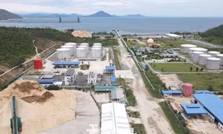 Lo ngại cháy nổ khi bãi gỗ dăm gần kho xăng dầu