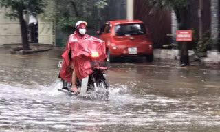 Mưa lớn bao trùm miền Trung