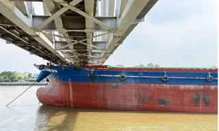 Thông tin mới vụ sà lan đâm cầu Ghềnh, đường sắt qua Đồng Nai tê liệt