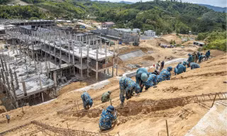 Lính Sư đoàn Phòng không 375 bám bờ ta-luy làm việc giữa cái nắng như đổ lửa Ảnh: Lê Văn Chương 