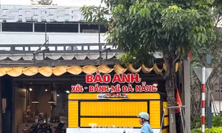 Hàng chục người nghi bị ngộ độc sau khi ăn bánh mì từ xe đẩy ở TPHCM 