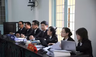 Xét xử vụ tai nạn làm chết nữ sinh ở Vĩnh Long: Tranh luận gay gắt việc không cấp cứu nạn nhân