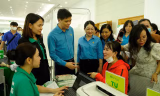 Hơn 2.000 công nhân TPHCM được khám bệnh, tư vấn pháp luật miễn phí