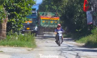 Mưa ngập, nắng bụi, xe tải nối đuôi trên con đường xuống cấp