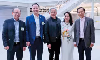 Tổng Lãnh sự Hoàng Anh Tuấn (bìa phải) cùng đoàn Petrovietnam trong cuộc gặp CEO NVIDIA Jensen Huang