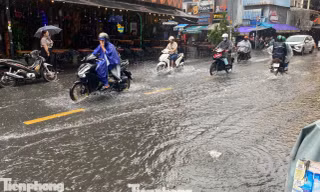 Mưa 'vàng' giải nhiệt gây ngập trên phố đi bộ ở trung tâm TPHCM