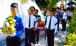 Thường trực Ban Bí thư Trần Cẩm Tú dự lễ truy điệu và an táng hài cốt liệt sĩ hy sinh tại Lào