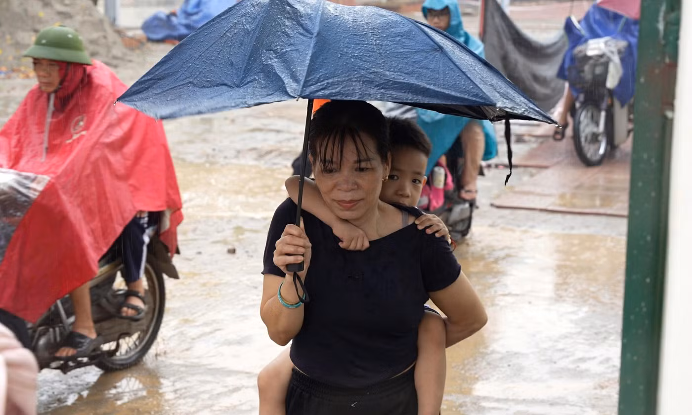 Phụ huynh đón con về ăn cơm trưa tại nhà sau khi trường dừng tổ chức ăn bán trú ở Trường tiểu học Trung Giã