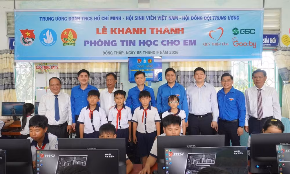 Khai giảng ở xã biên giới, học sinh nhận phòng tin học và học bổng