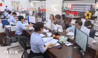 Người dân đến Trung tâm phục vụ hành chính công xã Phục Hòa giải quyết thủ tục hành chính. (Ảnh: Chu Hiệu/TTXVN)