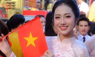 Hoa hậu Hà Trúc Linh, Tiểu Vy, Lương Linh và Bảo Ngọc giữa 200 nghệ sĩ diễu hành qua Quảng trường Ba Đình