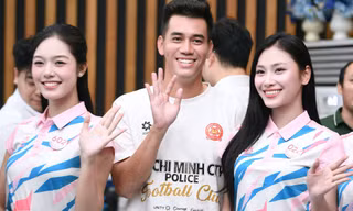 Thí sinh Hoa hậu Việt Nam gặp Tiến Linh và dàn cầu thủ 