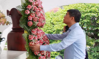 Thủ tướng Lê Minh Hưng viếng mộ Cụ Phó bảng Nguyễn Sinh Sắc tại Đồng Tháp